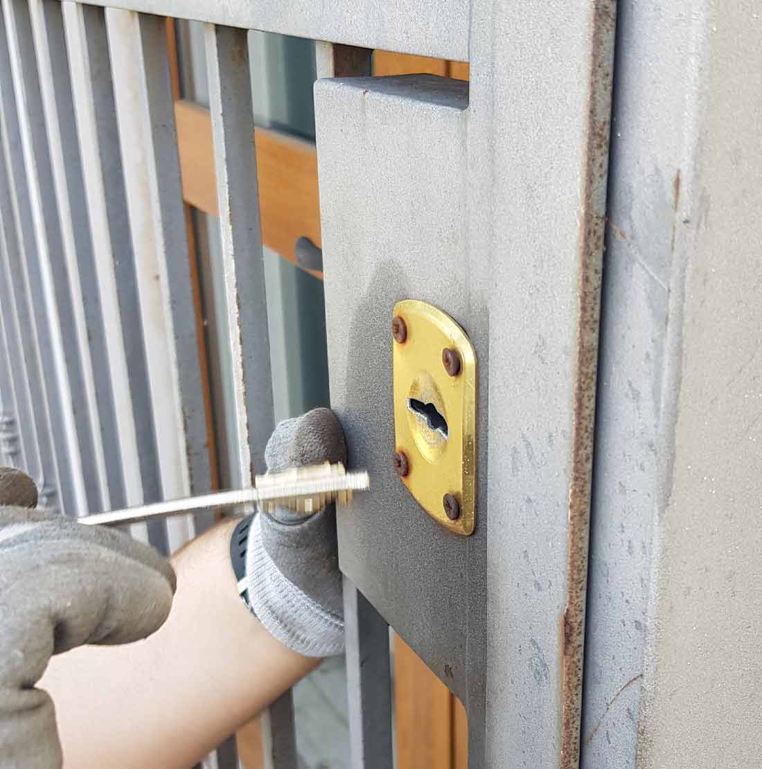 Fabbro apre la porta